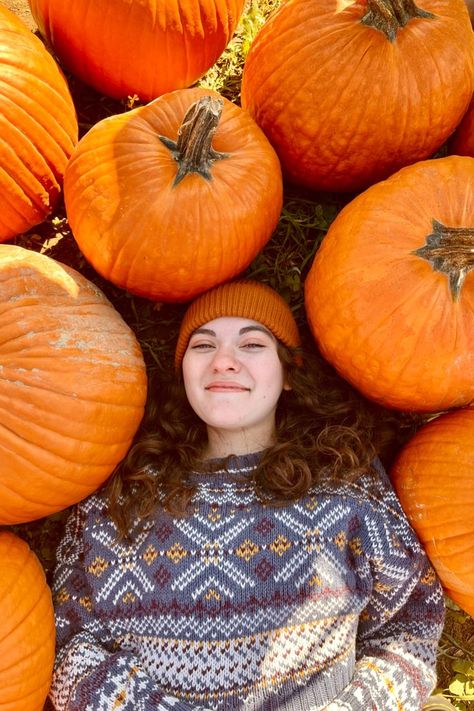 Pumpkin Patch Outfit With Leggings, Single Fall Photoshoot Ideas, Senior Picture Ideas Pumpkin Patch, Pumpkin Patch Senior Photoshoot, Pumpkin Patch Pic Ideas, Pumpkin Patch Pictures Kids, Pumpkin Field Photoshoot, Pumpkin Picking Photoshoot, Pumpkin Patch Photoshoot Family Of 3