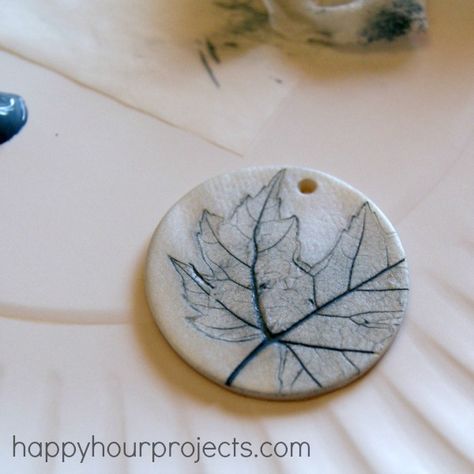 Leaf-Imprinted Clay Necklace - Happy Hour Projects Bake Clay, Air Dry Clay Projects, Ceramics Ideas, Crafts Kids, Clay Ornaments, Modeling Clay, Papel Mache, Polymer Clay Pendant, Fimo Clay