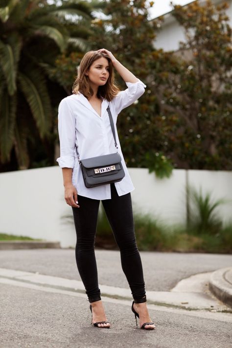 How You Carry Your Favorite Handbag Says A LOT About You White Shirt And Denim Jeans, Shirt And Leggings Outfit, Sara Donaldson, White Outfit For Men, 28 Reasons, Jeans Outfit For Work, White Jeans Men, White Jeans Outfit, Leggings Outfit