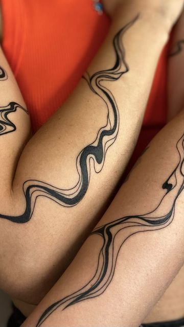 Squiggle Arm Tattoo, Arm Swirl Tattoo, Swirl Tattoo Sleeve, Double Arm Tattoo, Wrap Tattoo Arm, Upper Armband Tattoo, Wrap Around Tattoo Arm, Wrap Around Arm Tattoo, Wavy Tattoo