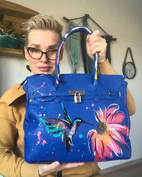 Painted Birkin Bag, Hand Painted Bags Handbags Diy, Painting On Purse, Painted Purses Ideas, Purse Makeover, Hand Painted Bags Handbags, Painted Leather Purse, Painted Leather Bag, Hand Painted Purses