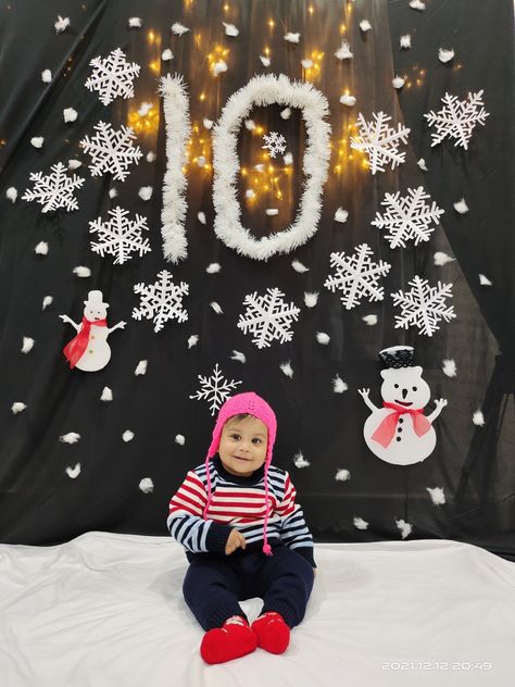 Winter Milestone Baby Picture, Winter Theme Baby Photoshoot, Christmas Theme Baby Photoshoot, Monthly Ideas, 11 Month Old Baby, Baby Photography Backdrop, Baby Boy Newborn Photography, Milestone Photography, Baby Backdrop