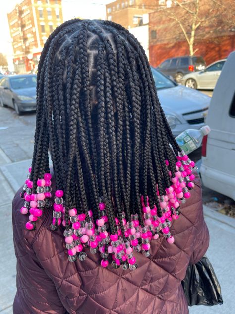 Long Box Braids With Beads At The End, Peak A Boo Braids With Beads, Peek A Boo Box Braids With Beads, Knotless Braids With Pink, Braids With Pink Beads, Braids With Pink, Easy Cute Hairstyles, Knotless Braids With Beads, Cute Box Braids