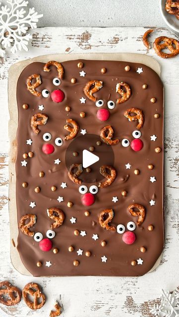 Kristel Talie on Instagram: "Rudolph Chocolate Bark✨ 
The most adorable festive treat to try this Christmas! It’s so easy and customizable. My toddler absolutely loved making (and eating!) this chocolate slab🍫

Ingredients

300g of your favorite chocolate (I used milk chocolate)
1 tsp coconut oil
Pretzels cut in half
Red candy for the nose
Edible eyes
Sprinkles of choice (I used stars and pearls)

Melt the chocolate with the coconut oil in the microwave in 30 second intervals, mixing in between until smooth and glossy. Place a baking sheet on a tray and pour over the chocolate. Using a spatula, smooth the chocolate evenly to form a rectangular shape. Place the red candy for the nose, followed by the eyes and pretzel antlers. Repeat until you fill the chocolate slab with reindeers. Sprinkl Reindeer Shaped Food, Chocolate Bark Ideas, Christmas Chocolate Bark, Chocolate Bark Christmas, Christmas Bark, Edible Eyes, Chocolate Slabs, Christmas Sweets, Chocolate Bark