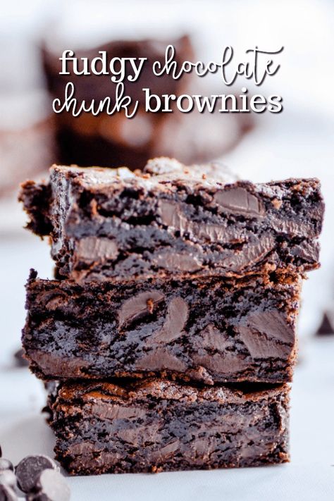 Super thick and fudgy chocolate chunk brownies. Chocolate Chunk Brownies, Make Chocolate Chip Cookies, Chocolate Chip Brownies, Chocolate Chunk, Fudge Brownies, Chocolate Chip Cookie Dough, Sweet Chocolate, Food Cakes, Homemade Chocolate