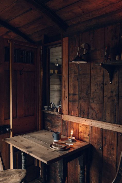 Reclaimed Wood Paneling, Little Cabin In The Woods, Chalet Design, Cabin Core, 카�페 인테리어 디자인, Rustic Retreat, Mediterranean Decor, Little Cabin, Tiny House Cabin