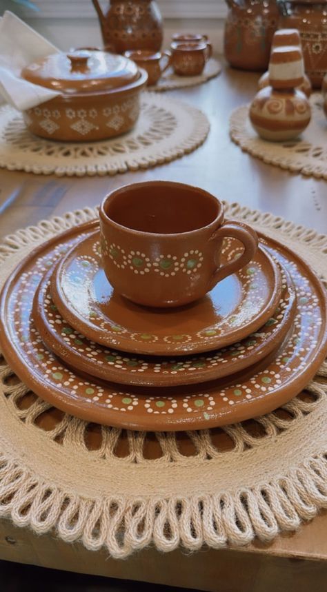 Mexican Dinnerware Sets, Mexican Plates On Wall, Mexican Houses Interior Kitchen, Mexican Clay Dinnerware, Mexican Artesania Decor, Mexican Clay Plates, Mexican Barro Decor, Mexican Room Aesthetic, Mexican Dishware