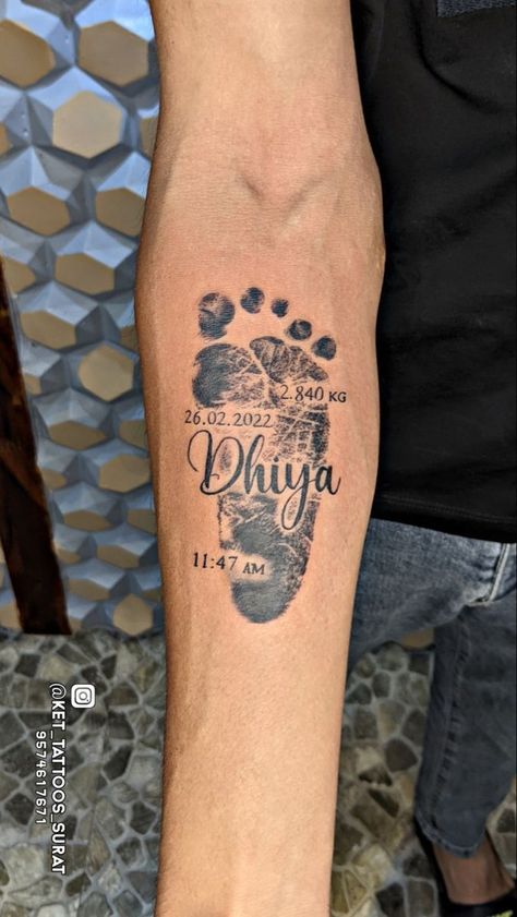 First Born Tattoo Ideas Daughter, Baby Hand Tattoo, Baby Tattoo For Dads, Foot Print Tattoo, Hand Print Tattoos, Newborn Tattoo, Tattoos For Siblings, Tattoos For Baby Boy, Baby Footprint Tattoo