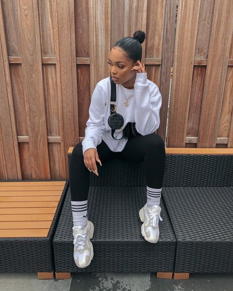 Adidas Socks Outfit, Looks Adidas, Socks Outfit, Look Legging, Sock Outfits, Leggings Outfit, Chill Outfits, Streetwear Fashion Women, Baddie Outfits Casual