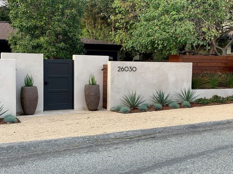 Fence Design Modern Luxury, Front Yard Wall Fence, Architectural Fence Design, Wall Around House Outside, Houses Front View, Wall Gates Design, Villa Fence Wall Design, Villa Fence Design, Exterior Fence Wall Design