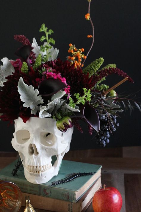 DIY Floral Skull Centerpiece                                                                                                                                                                                 More Halloween Wedding Centerpieces, Skull Vase, Pasteles Halloween, Halloween Chic, Diy Halloween Party, Diy Skulls, Classy Halloween, Casa Halloween, Halloween Memes