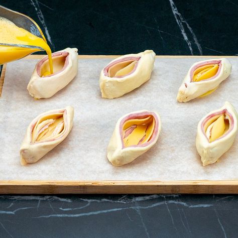 This puff pastry saves me anytime! A quick recipe of boats, with ham and pressed cheese Ingredients: puff pastry - 1 piece pressed cheese - 150 g (5.3 oz) ham - 150 g (5.3 oz) eggs - 1 piece for the filling: cheese cream - 80 g (2.82 oz) pressed cheese - 100 g (3.5 oz) Tray size 35 X 40 cm (14 x 16 in) IN THE OVEN 180 °C (356 °F)/30 MIN | Appetizing.tv | Appetizing.tv · Original audio Puff Pastry Boats, Quick Ham And Cheese Puff Pastry Appetizer, Puff Pastry Ham And Cheese Pockets, Puff Pastry Appetizers Easy, Ham And Cheese Puff Pastry, Ham Cheese Puff Pastry, Cheese Boat, Recipes Using Puff Pastry, Pastry Snacks