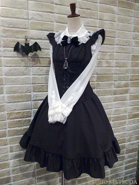 Lolita Outfits, Old Fashion Dresses, Black And White Dress, Grunge Goth, Mori Girl, 여자 패션, Kawaii Clothes, Dieselpunk, Cosplay Outfits