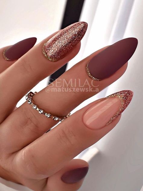 almond-shaped, matte burgundy nails with gold glitter Maroon Nail Designs, Burgundy Nail Designs, Engagement Nails, Gold Acrylic Nails, Unghie Sfumate, Maroon Nails, Gold Nail Designs, Gold Nail, Rose Gold Nails