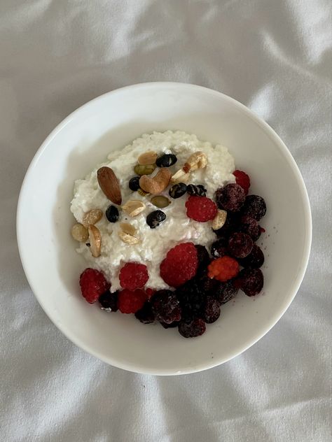 A nutritious and high-protein breakfast idea made of cottage cheese, seeds and nuts, blueberries and raspberries. Aesthetic , nourishing and healthy! Healthy Breakfast Cottage Cheese, Breakfast Ideas Cottage Cheese, High Protein Meals Aesthetic, Cottage Cheese Aesthetic, Cottage Cheese And Honey, Raspberries Aesthetic, Gut Healthy Breakfast, Cottage Cheese Bowls, Cottage Cheese Bowl