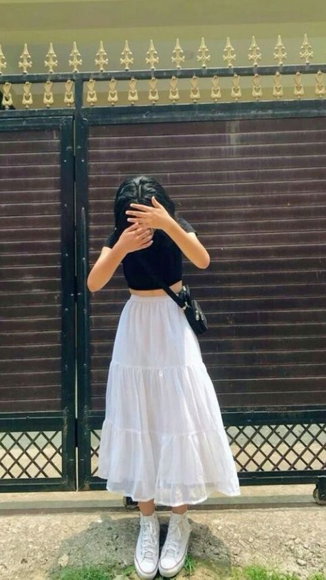 Holiday Outfits Inspo 2024, White Skirt Black Top Outfit, Black Skirt And White Top Outfit, Study Outfit Summer, Korean Summer Outfit, White Skirt Black Top, Sunday Outfit Ideas, Bali Ootd, New Look Clothes