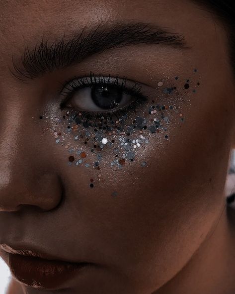 Body Glitter Ideas, Coldplay Concert Outfit Ideas, Saltburn Party, Cinderella Makeup, Festival Makeup Glitter, Under Eye Makeup, Festival Glitter, Formal Makeup, Glitter Eye Makeup