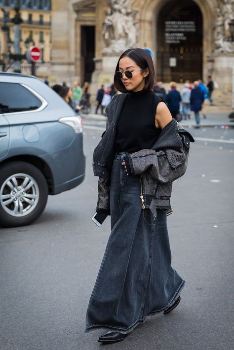 Day 3 | Paris Fashion Week Street Style Spring 2018 | POPSUGAR Fashion Photo 229 Black Denim Skirt Outfit, Denim Skirt Outfits, Long Skirt Outfits, Long Denim Skirt, Paris Fashion Week Street Style, Denim Maxi, Popsugar Fashion, Looks Street Style, Denim Maxi Skirt