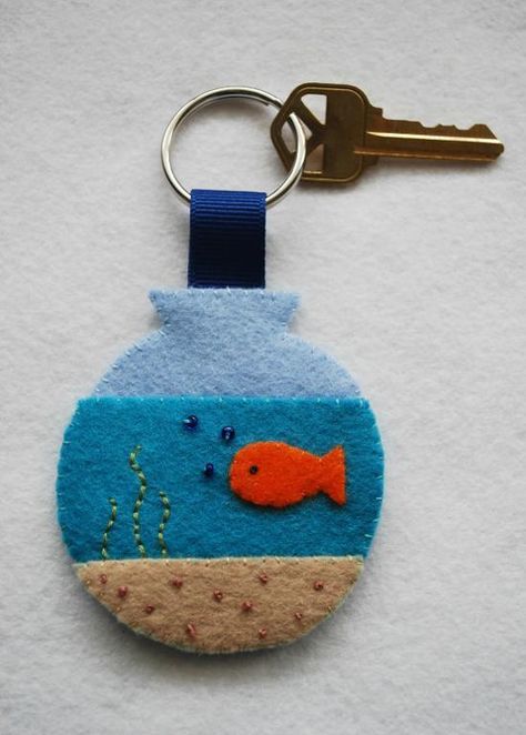 Key on Fishbowl Keychain Felt Keyring, Felt Keychain, Felt Crafts Diy, Pola Sulam, Felt Patterns, Felt Brooch, Felt Decorations, Free Quilting, Felt Diy