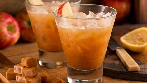 Drinks With Caramel Vodka, Best Caramel Apples, Fall Punch Recipes, Fall Punch, Apple Pie Cocktail, Alcoholic Punch Recipes, Caramel Vodka, Apple Drinks, Potpourri Recipes