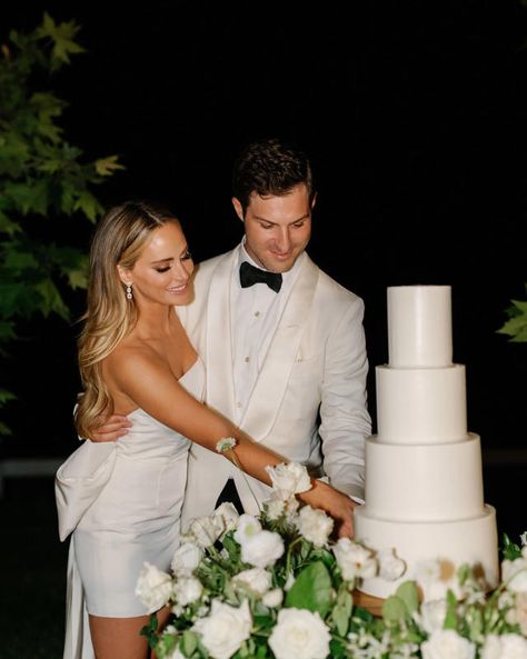 Amanda Stanton Wedding Hair, Back Of Dress Wedding Photo, Shoulder Length Blonde Wedding Hair, Glam Waves Wedding Hair With Veil, Amanda Stanton Wedding, Sleek Front Hair Down, Engagement Photos Hairstyles, Wedding Hair Looks, Bride Hair Down