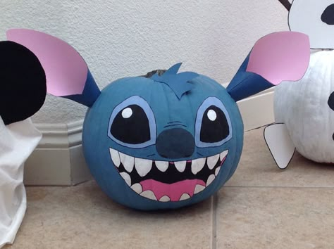 Lilo And Stitch Pumpkins, Pumpkin Decorating Character Ideas, Painted Pumpkins Stitch, Stitch Carved Pumpkin, Stitch Pumpkin Ideas, Stitch Pumpkin Painting Ideas, Pumpkin Decorating Ideas Disney, Pumpkin Painting Ideas Stitch, Lilo And Stitch Pumpkin Painting