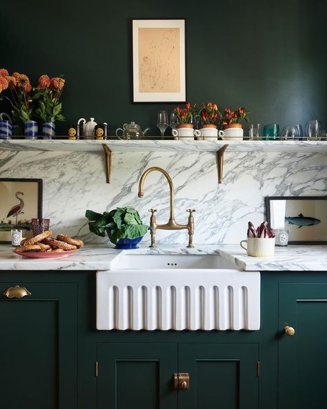 deVOL Kitchens on Instagram: “It's all going on here in Suki Waterhouse’s kitchen. Glamorous marble and dramatic colours mixed with quirky, fun little pops of colour and…” Small Cottage Kitchen Ideas, Green Kitchen Island, Dark Green Kitchen, Small Cottage Kitchen, Devol Kitchens, Green Kitchen Cabinets, Charming Kitchen, English Kitchens, Cottage Kitchens