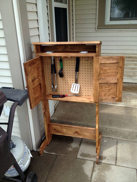 DIY Grill Caddy: Make this grill caddy for your patio and not worry about where and how to store and keep all your grill accessories! Step by step how to tutoral can be found here! So many stain colors to choose from which one would you pick http://www.rustoleum.com/product-catalog/consumer-brands/varathane/premium-wood-stains/ ? Grill Supplies Storage, Outdoor Grill Tool Storage, Grilling Accessories Storage, Blackstone Station Diy, Grill Tools Storage Ideas, Outdoor Bbq Utensil Storage Ideas, Bbq Caddy Ideas, Blackstone Tool Storage, Diy Grill Caddy