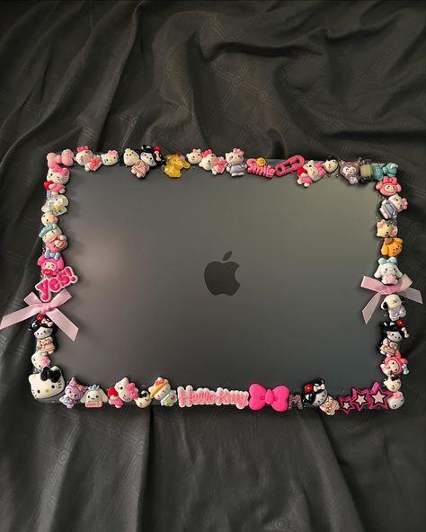 custom hello kitty macbook case 💝 inspo: @kaythescientist777 Bedazzled Macbook Case, Hello Kitty Macbook Case, Cute Iphone Case Ideas, Junk Macbook Case, Macbook Junk Case, Hello Kitty Junk Case, Decorated Macbook, Ipad Case Ideas, Macbook Decoration