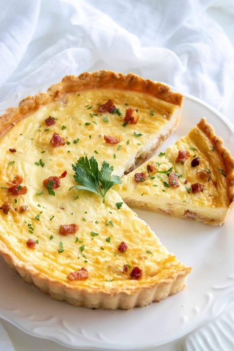 Classic Quiche Lorraine with a savory egg custard, bacon, and cheese filling in flaky pie crust. Quiche Lorraine is the gold standard of quiche recipes! Italian Quiche Recipes, Quish Recipes Easy Muffin Pan, Quiche With Premade Pie Crust, Filet Mignon Chorizo, Bacon Quiche Recipe, Best Quiche Recipes, Classic Quiche, Quiche Lorraine Recipe, Easy Quiche