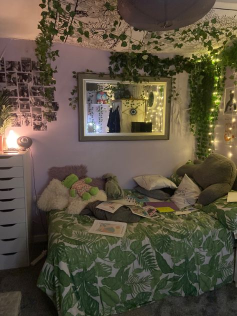 Green Purple Room Ideas, Purple And Green Bedroom Aesthetic, Dream Bedroom Inspiration, Cool Room Decor, Home Decor Aesthetic, Wallpaper Home Decor, Steampunk Decor, Room Redesign, Home Aesthetic