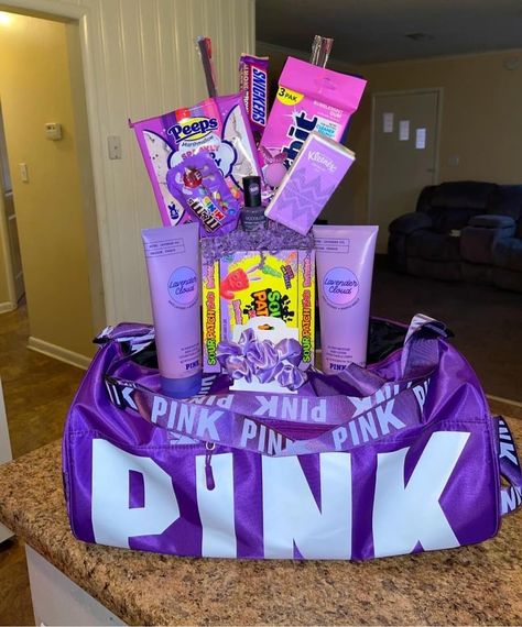 Pink Gift Basket, Candy Gift Baskets, Girl Gift Baskets, Best Gift Baskets, 17th Birthday Gifts, Diy Best Friend Gifts, Birthday Basket, Cute Birthday Ideas, Cute Gifts For Friends