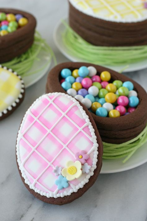 Easter Egg Cookie Boxes - Such a beautiful and creative idea!  - Recipe: http://www.glorioustreats.com/2014/04/easter-egg-cookie-boxes.html Easter Egg Cookie, Egg Shaped Cookies, Easter Egg Cookies, Easter Bunny Cookies, Easter Sweets, Cookie Boxes, No Egg Cookies, Chocolate Roll, Chocolate Malt