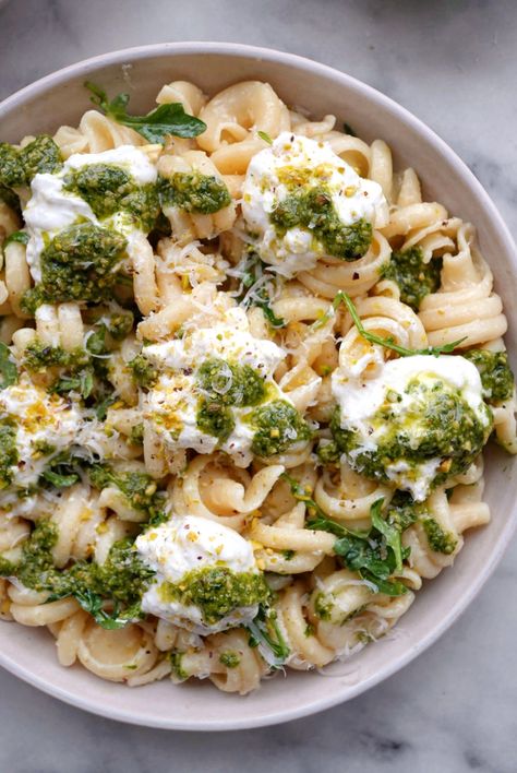 A quick and easy lemony-fresh pasta salad topped with creamy burrata and basil pesto. Pesto Pasta Side Dish, Pasta With Burrata Cheese, What To Serve With Pasta, Pasta Salad Lemon, Olive Pasta Salad, Pasta Table, Lemon Pesto Pasta, Lemon Basil Pasta, Burrata Pasta