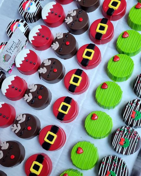 Holiday Oreo Cookie Pops, Oreo Christmas Tree, Cute Holiday Treats Christmas, Holiday Dipped Oreos, Christmas Treats Oreos, Oreo Holiday Treats, Christmas Platter Ideas Desserts, Christmas Dipped Oreos Holidays, Christmas Theme Deserts