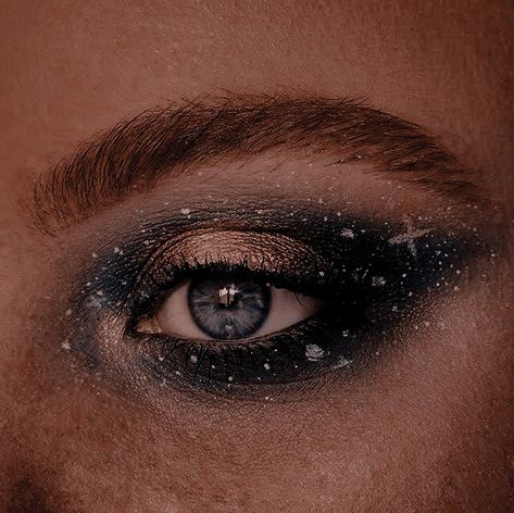 Witch Makeup Glitter, Starfall Makeup, Feyre Makeup, Whimsigoth Makeup Aesthetic, Winter Solstice Makeup, Witchy Makeup Ideas, Night Court Makeup, Midnight Masquerade Prom, Midnights Make Up Look