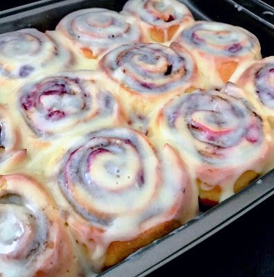 Cinnamon Raspberry Rolls, Raspberry Cinnamon Rolls Easy, Raspberry Sweet Rolls Recipe, Raspberry Cinnamon Rolls Recipe, Raspberry Cheesecake Rolls, Raspberry Cinnamon Rolls Homemade, Cinnamon Rolls With Fruit, Huckleberry Cinnamon Rolls, Raspberry Rolls Recipe