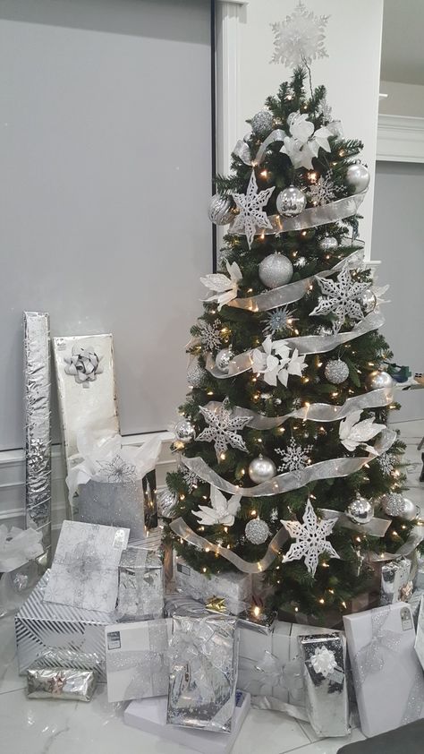 White silver christmas decor tree presents!  By Gina White Silver Christmas Decor, Grey Christmas Decor, Christmas Decor Projects, Christmas Decor Simple, Silver Christmas Tree Decorations, Christmas Tree Nail Art, Grey Christmas Tree, Green Christmas Tree Decorations, Navidad Natural