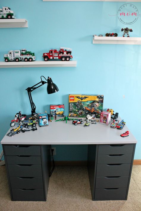 Easy DIY Lego Desk to hide and organize legos! This ikea hack turns a desk into a lego building mecca! Lego Set Up Room, Boys Room Desk, Table Lego Diy, Organize Legos, Diy Ikea Desk, Ikea Kids Desk, Lego Tables, Lego Station, Diy Kids Desk