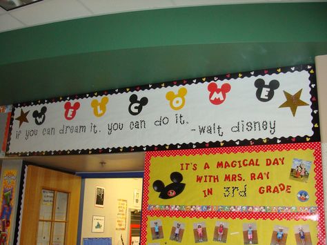 Teaching in Mouse Ears: Welcome to the 2013-2014 School Year! Disney Classroom Door, Disney Bulletin Boards, Mickey Classroom, Disney Teacher, Ideas Decoracion Salon, Mickey Mouse Classroom, Disney Themed Classroom, Disney Room, Mickey Theme