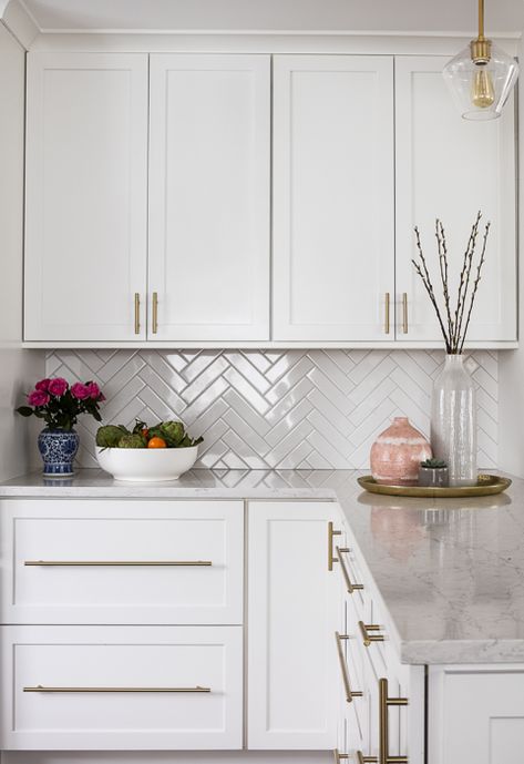 Interior Dapur, Desain Pantry, Kabinet Dapur, Herringbone Backsplash, Brown Cabinets, Kitchen Backsplash Designs, Places To Shop, White Kitchen Design, Kitchen Room Design