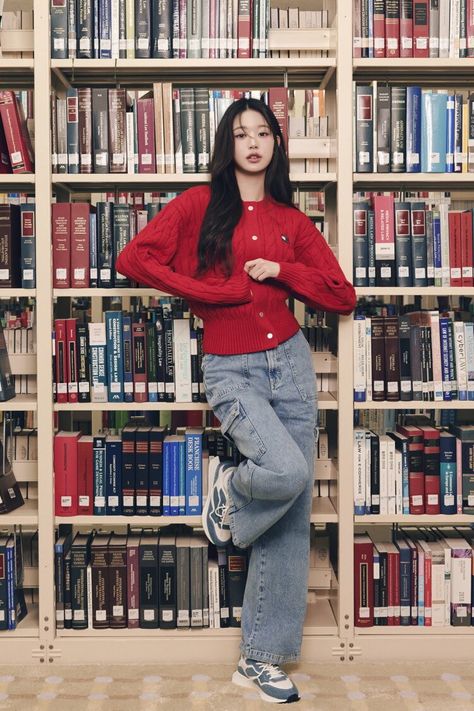 Kpop Fall Outfits, Wonyoung Jeans Outfit, Wonyoung Red Outfit, Korea Style Outfits, Korea Fall Outfit, Wonyoung I Am Outfit, Wonyoung Tommy Hilfiger, Wonyoung Ive Outfit, Wonyoung Fashion Style