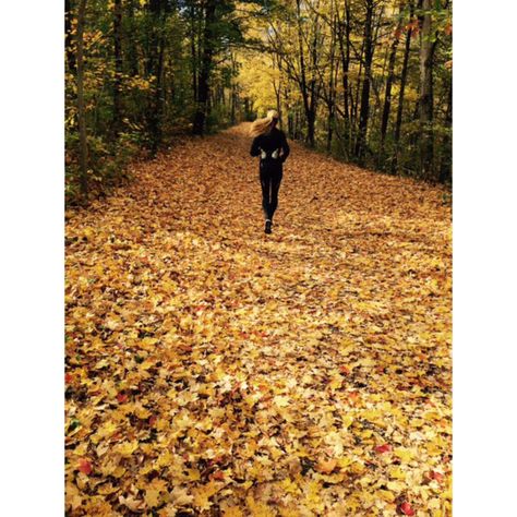 Running In Autumn, Romanticize Fall, Fall Instagram Pictures, Running Inspo, Autumn Running, Autumn Board, November Mood, Fall Running, Fall Moodboard