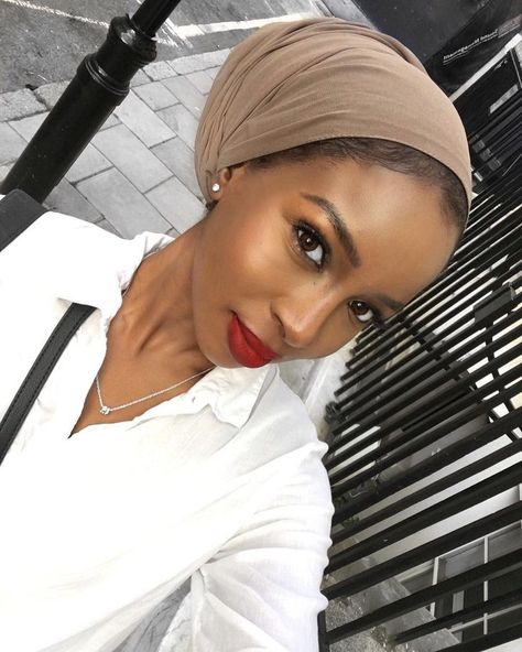 2,436 mentions J’aime, 21 commentaires - AISHA IBRAHIM (@aishaibrahimxv) sur Instagram : "London is seriously feeling like Dubai right about now ☀️ #toohot #cantcope" Headwrap Hairstyles, Head Wraps For Women, Head Wrap Styles, Hair Wrap Scarf, Hair Scarf Styles, Mode Turban, Head Scarf Styles, Head Wrap Scarf, Turban Style