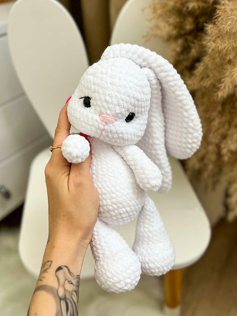 Elya The Crochet Bunny Amigurumi Free Pattern Crochet Rabbit Free Pattern, Crochet Bunnies, Yarnart Jeans, Crochet Mignon, Crochet Toys Free, Confection Au Crochet, Bunny Amigurumi, Crochet Bunny Pattern, Easter Crochet Patterns