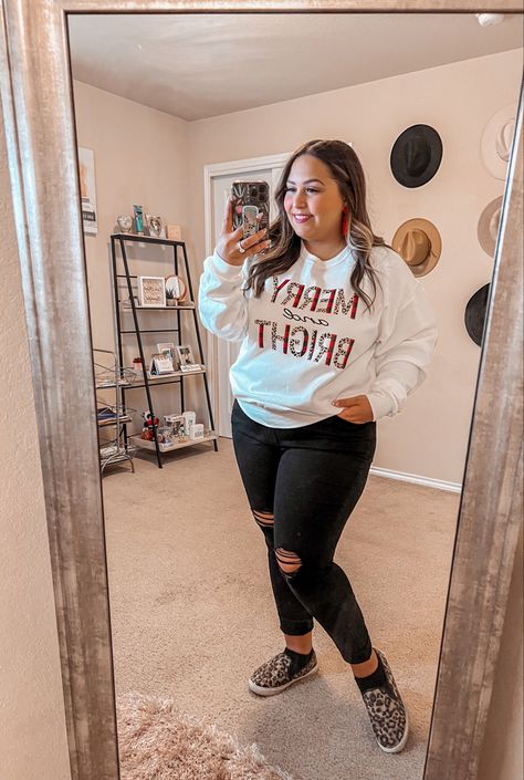 Very Jane Christmas sweater casual outfit Christmas Plus Size Outfits, Christmas Outfits Plus Size, Trendy Mom Outfits Winter, Christmas Outfit Ideas For Women Casual, Plus Size Winter Outfits Casual, Christmas Sweatshirt Outfit, Fall Plus Size Outfits 2023, Christmas Leggings Outfit, Holiday Outfits Christmas Casual