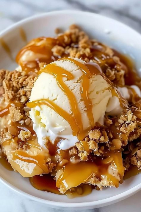 Get ready to fall in love with this irresistible caramel apple crisp! It's warm, sweet, fruity, and topped with a heavenly layer of crunchy oats. Apple Crisp Caramel, Apple Crisp With Caramel Sauce, Apple Caramel Dessert, Caramel Apple Crisp Recipe, Apples And Caramel, Crunchy Oats, Caramel Apple Desserts, American Dessert, Crisp Desserts