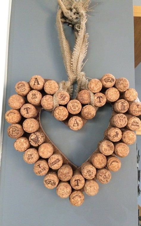 Champagne Cork Crafts, Cork Heart, Wine Cork Diy Projects, Cork Diy Projects, Cork Crafts Christmas, Concrete Painting, Wine Cork Wreath, Wine Cork Diy Crafts, Cork Wreath