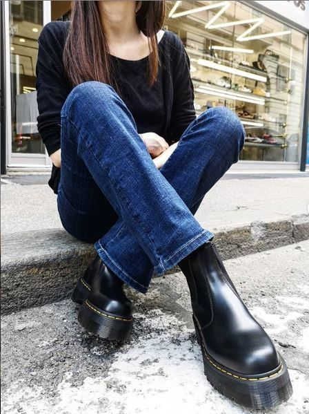 How to wear platform Chelsea boots in real life? Should you style them with dresses, jeans, pants? Find out the best outfit ideas in this article. 👞 Chelsea Platform Boots Outfit, Platform Chelsea Boots Outfit, Dr Martens Platform Chelsea Boots, Dr Martens Chelsea Boots Outfit, Outfits With Doc Martens Chelsea Boots, Doc Martens 2976, Doc Martens Chelsea, Chelsea Boots With Jeans, Platforms Outfit