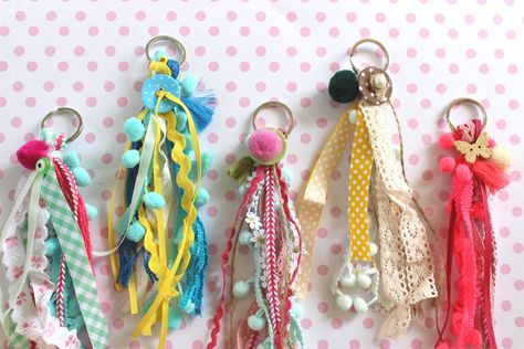 DIY How to Make Fabric and Ribbon Scraps Keyholders Ribbon Scraps Projects, Keychain With Ribbon, Diy Purse Charms Ideas, Ribbon Tassels Diy, Ribbon Keychains Diy, Fabric Keychain Diy, Diy Bag Tags, Bag Tassels, Easy Upcycle